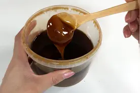 蜂蜜真假不会分辨？20年老蜂农教的诀窍，摇一摇假蜂蜜立马现原形视频封面