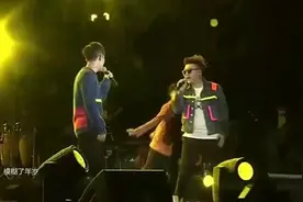 好妹妹乐队翻唱《舞娘》，现场跳舞真的很可爱！视频封面