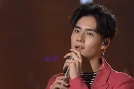 胡一天温柔献唱《小美好》主题曲，一个微笑，粉丝尖叫不停视频封面