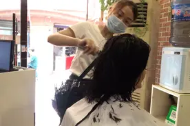 小姐姐看抖音学剪头发，把顶上头发剪得太短，发型师帮她大改变
