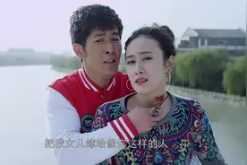 男子用刀架住女友脖子，逼女友父亲同意婚事，没想到女友父亲更狠视频封面