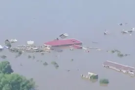 西伯利亚地区遭遇严重洪水 水面淹到房顶房屋如玩具被冲走视频封面