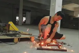买的俯卧撑支架不结实，老徐自己动手做，质量杠杠的。视频封面