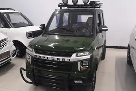 军绿色五门四座，最火的微型老年电动代步车。安全可靠还耐开，值视频封面