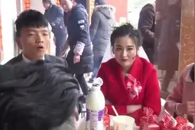 四川农村一对新人结婚，新郎带着新娘来给亲友们敬酒，好热闹视频封面