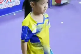 乒乓小将依依被教练训哭了，爸爸耐心的开导，振作起来继续练球
