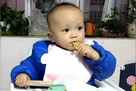 小石榴1岁24天妈妈做的苹果煎鸡蛋太好吃了，宝宝特喜欢吃