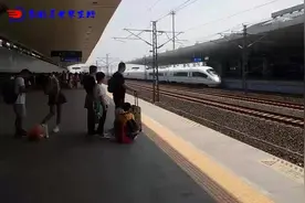 车站2站台候车，远远看见1站台和谐号列车进站停靠，旅途的风景