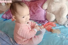 玥玥总是不喜欢穿袜子，看她脱袜子多熟练，不用宝妈教自学成才呀视频封面