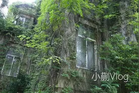贵州一个小岛上有很多荒废的别墅 长满了爬山虎成真实版的鬼屋视频封面