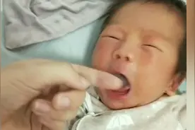 刚出生小宝宝饿了，妈妈给吃手指，再试一次，宝宝不上当了😂视频封面
