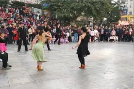 四川达州两12岁美女跳拉丁舞，扭得妖娆上千人围观，看完别吃惊！视频封面