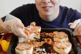 小伙展示豆腐肉饼的文艺做法，星星和爱心形状，给女朋友吃够浪漫