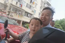 苏州打工小伙，抽午餐时间送儿女回老家，上车后他心里为啥失落？视频封面