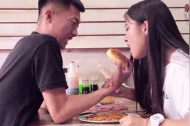夫妻俩饭桌上吵架，没想动起手来抢饭吃，太有趣了视频封面