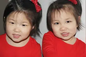 美国家庭经过努力，一次收养了两个内蒙小女孩，看起来好像双胞胎视频封面