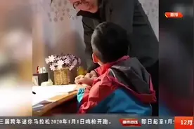这个视频火了！爸爸辅导作业气到崩溃，儿子安慰撒娇让人笑翻视频封面