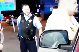 实拍：美国男子手机拍警察遭开枪射击 背对警察未抵抗又补一枪视频封面