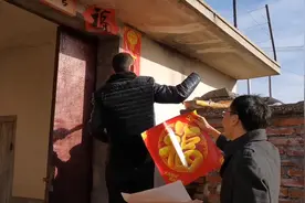 贴对联从来不用胶带，农村姥爷有诀窍，贴上去漂亮又牢固视频封面