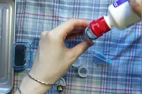 双氧水护理液泡隐形眼镜，氧气泡泡不停冒视频封面