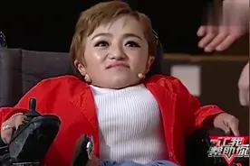 玻璃女孩是网红，不能行走被人抱上台，主持人称：像请一尊佛视频封面