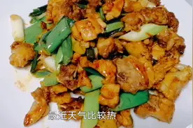 【大蒜炒鸡肉】天气太热怕上火，炒个清淡又简单一点的鸡肉视频封面