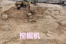 一部330型挖掘机，5斗就装满一辆车，1小时400元，还是值得的！视频封面