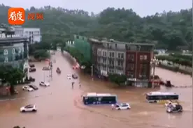 乐山一夜暴雨 水漫乐山！主城区严重积水 小区地下车库被完淹没