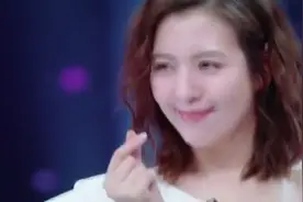 刘品言现场版《樱花草》，别有一番韵味，值得细细品味视频封面