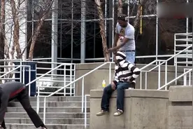 恶搞路人：弯腰捡东西，结果把裤子崩开线了，路人笑得合不拢嘴视频封面