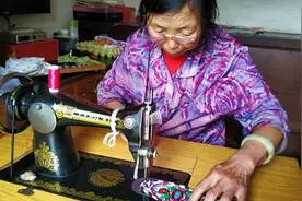 农村大婶30年的裁缝手艺，2天做一双鞋垫，一双卖100块贵吗？视频封面
