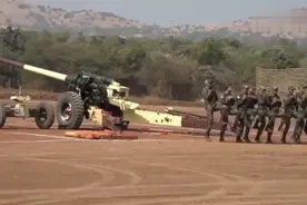 印度重型火炮实弹发射，炮兵手蹦蹦跳跳装填炮弹如同玩游戏视频封面