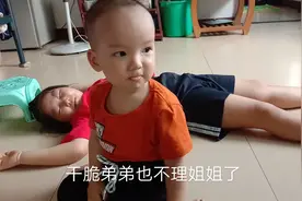 姐姐假装晕倒测试弟弟的反应，太搞笑了，看一次笑一次视频封面