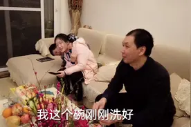 除夕夜姐弟俩嗨到了凌晨，女儿抢红包兴奋睡不着，看看抢了多少视频封面
