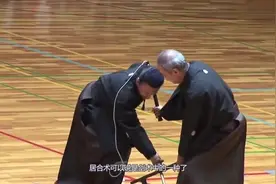 砍草席居然也能获得世界纪录，日本小伙挑战一分钟斩断草席！视频封面