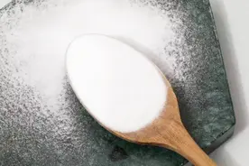 每天用小苏打在手上搓一搓，老茧渐渐就消除了，很实用