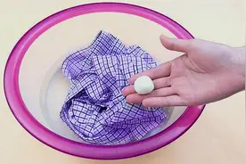 洗衣服时加两粒，多脏多黄的衣服洗完超干净，省事又方便，立马学