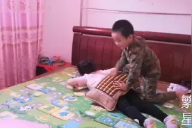 姐姐在练习舞蹈动作，弟弟来捣乱，说要把姐姐做成汉堡堡视频封面