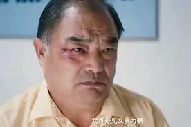 男子大雨天骑在美女身上殴打，被司机阻拦，男男女女分不清！视频封面