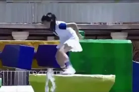美女闯关意外一幕，一手遮挡羞红了的脸，一手还不时提裙子视频封面
