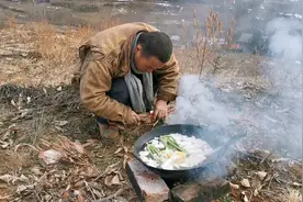 深山隐居，在山上捡柴烧火做饭，看看俩小伙做了什么饭视频封面