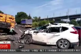 海文高速SUV追尾公路养护车，车辆严重受损，司机当场身亡视频封面