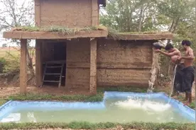 兄弟二人挖掘小型游泳池，夏天避暑乘凉，让人羡慕的生活视频封面