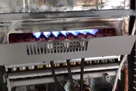 热水器使用的时候发出爆炸声，师傅教你一招解决这个问题！视频封面