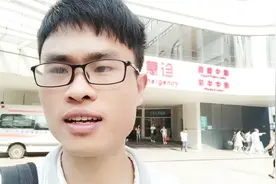 程序员的工作压力太大，小陈的胃病又犯了，赶紧去医院视频封面