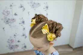 超快手可爱女童羊角辫编发教程，只要两分钟就能让女儿美美哒出门