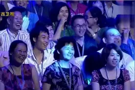 汪小敏裙子飞起，郭德纲调侃到，什么都没看见，我一低头地板反光视频封面