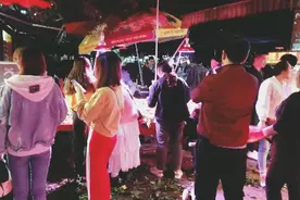 成都红光夜市，西华大学旁边年轻人如云，每天人山人海