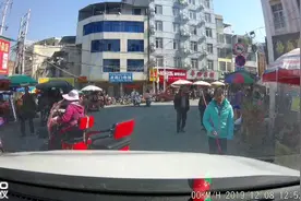 靠近越南的边陲小县总人口不到42万，低矮的旧楼房与悠闲的人。视频封面