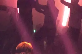大哥酒精上头居然在酒吧搞事视频封面